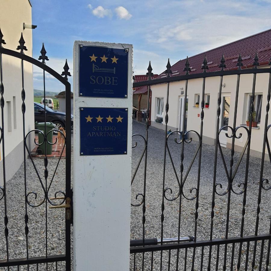 Yosefsfeld Bed & Breakfast Kutjevo ภายนอก รูปภาพ